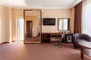 Гостиница Мартон Palace Краснодар Номер комфорт с одной двуспальной или двумя односпальными кроватями-5