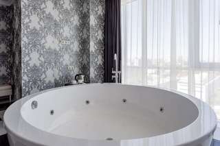 Гостиница Мартон Palace  Краснодар Люкс с кроватью размера «king-size» и гидромассажной ванной-1