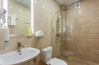 Гостиница Мартон Palace Краснодар Номер улучшенный с одной двуспальной или двумя односпальными кроватями-5