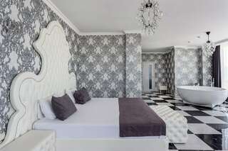 Гостиница Мартон Palace Краснодар Люкс с джакузи (белый)-5