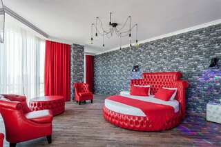 Гостиница Мартон Palace Краснодар Люкс с джакузи (красный)-1