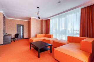 Гостиница Мартон Palace Краснодар Номер люкс с 1 двуспальной кроватью-3