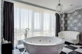 Гостиница Мартон Palace Краснодар Люкс с джакузи (белый)-11